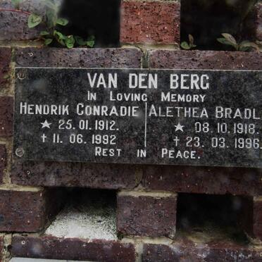 BERG Hendrik Conradie, van den 1912-1992 &amp; Alethea Bradley 1918-1996