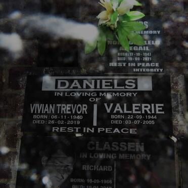 DANIELS Vivian Trevor 1940-2019 &amp; Valerie 1944-2005