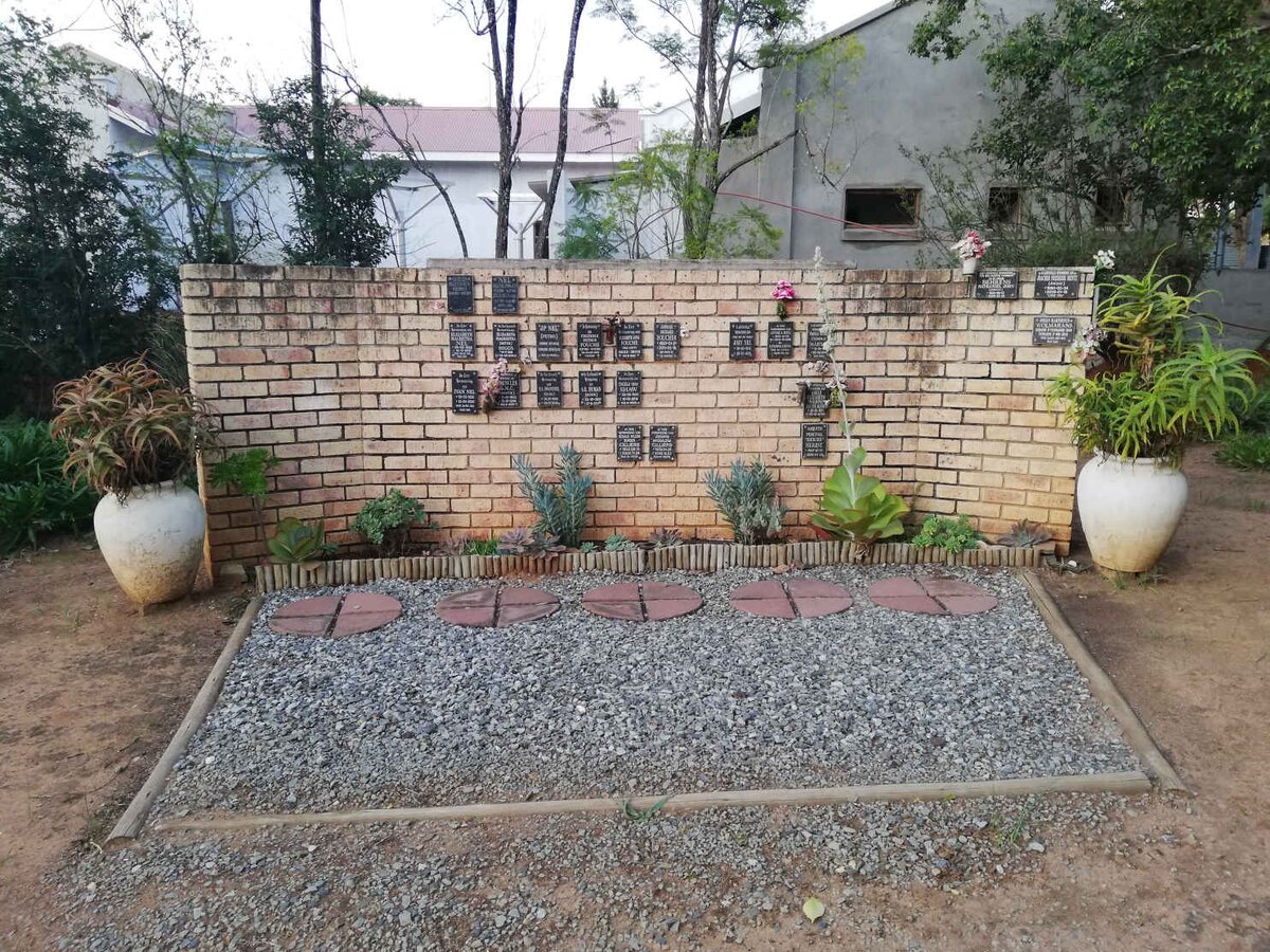 1. Overview of Memorial wall / Oorsig van Gedenk muur