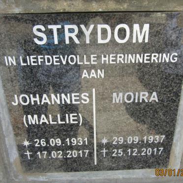 Eastern Cape, GRAAFF-REINET, NG Kerk Gedenkmuur en Murray-grafte