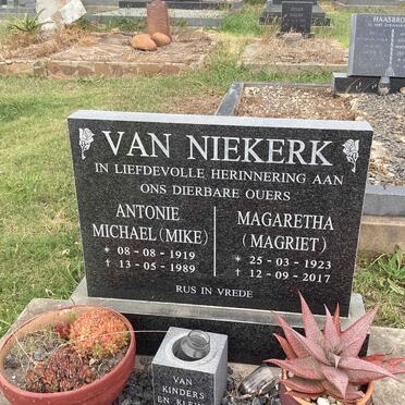 NIEKERK Antonie Michael, van 1919-1989 &amp; Magaretha 1923-2017