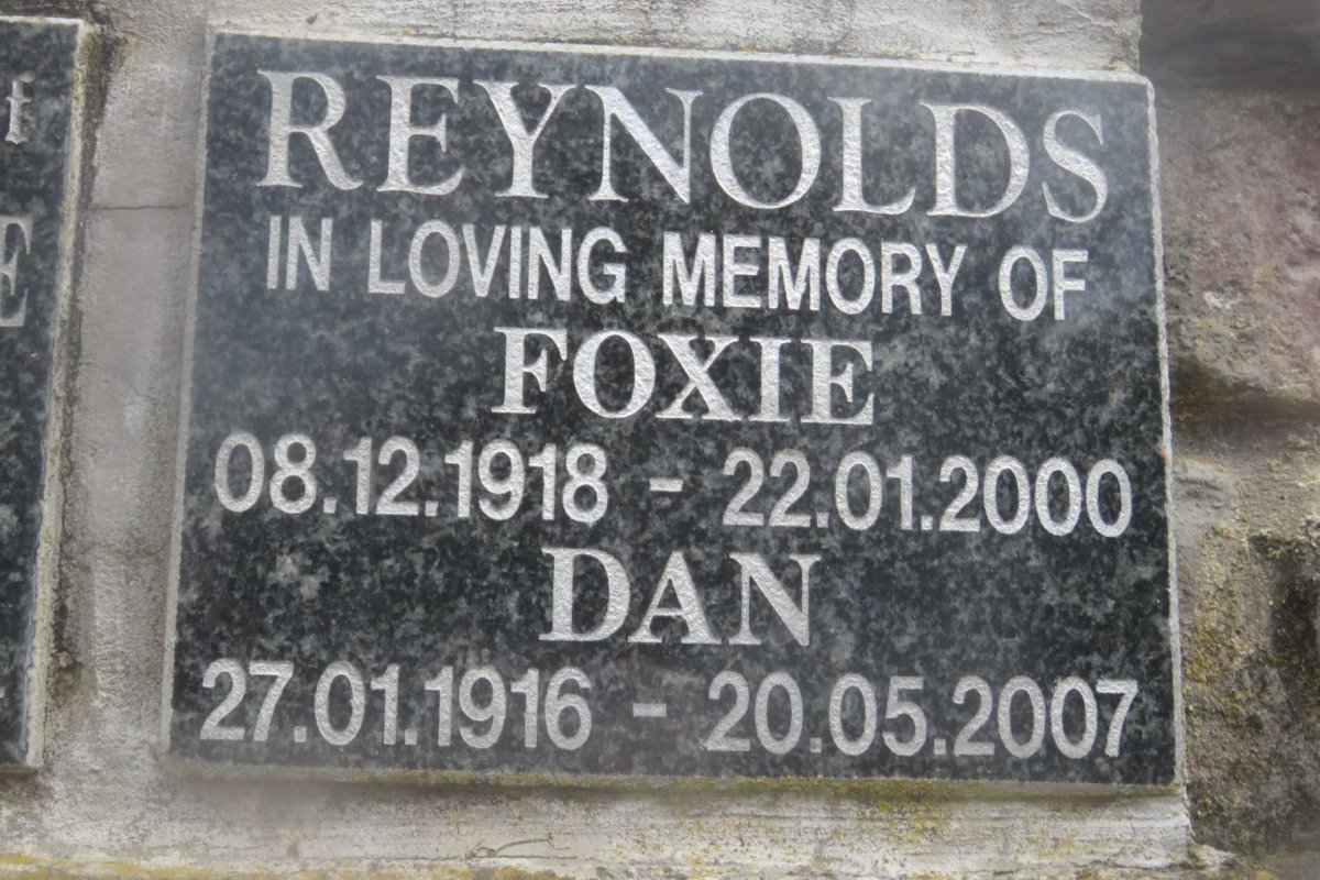 REYNOLDS Dan 1916-2007 &amp; Foxie 1918-2000