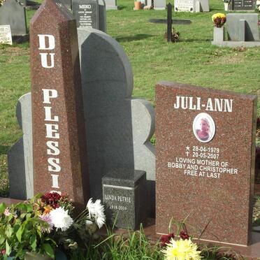 PLESSIS Juli-Ann, du 1979-2007 :: PETRIE Linda 1918-2008