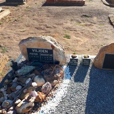 VILJOEN Pieter 1951- &amp; Marietjie 1955-2013