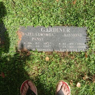 GARDINER Raymond 1916-2008 &amp; Hazel Leonora Pansy 1925-1987