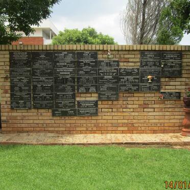 3. Gedenkmuur / Wall of Remembrance