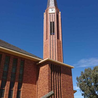 2. Oorsig van kerk met graf in die voorgrond