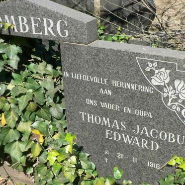 MOMBERG Thomas Jacobus Edward 1916- &amp; Hester Aletta 1921-1995 