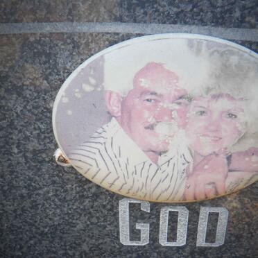 OOSTHUIZEN Pieter 1938-2004 &amp; Jessie 1944-1998