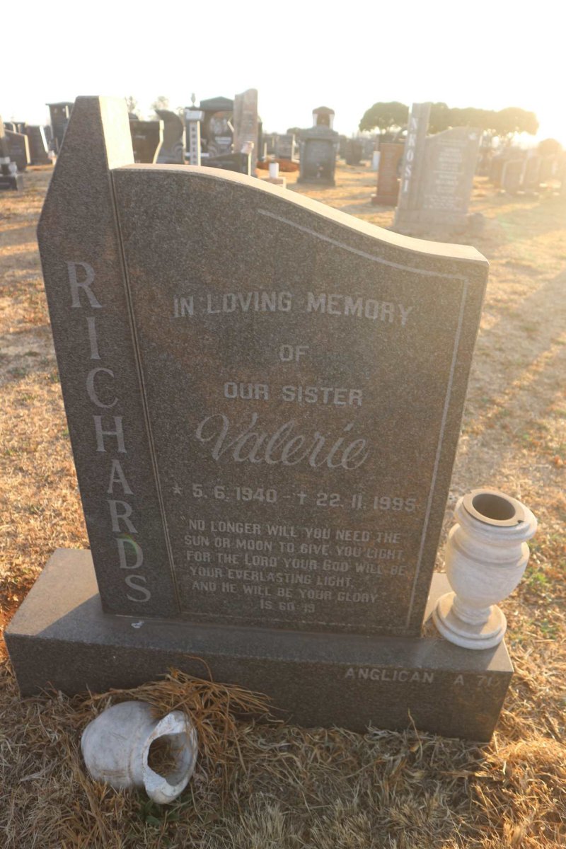 RICHARDS Valerie 1940-1995