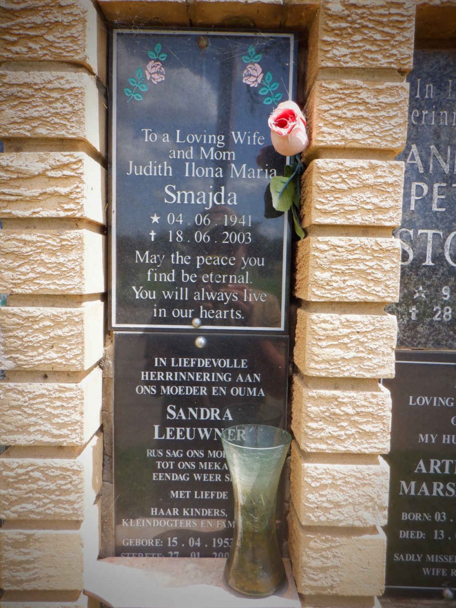 SMAJDA Judith Ilona Maria 1941-2003 :: LEEUWNER Sandra 1953-200? 