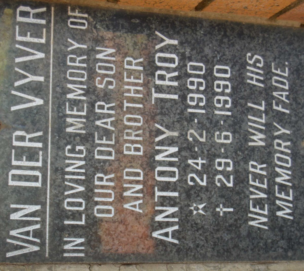 VYVER Antony Troy, van der 1990-1990