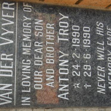VYVER Antony Troy, van der 1990-1990