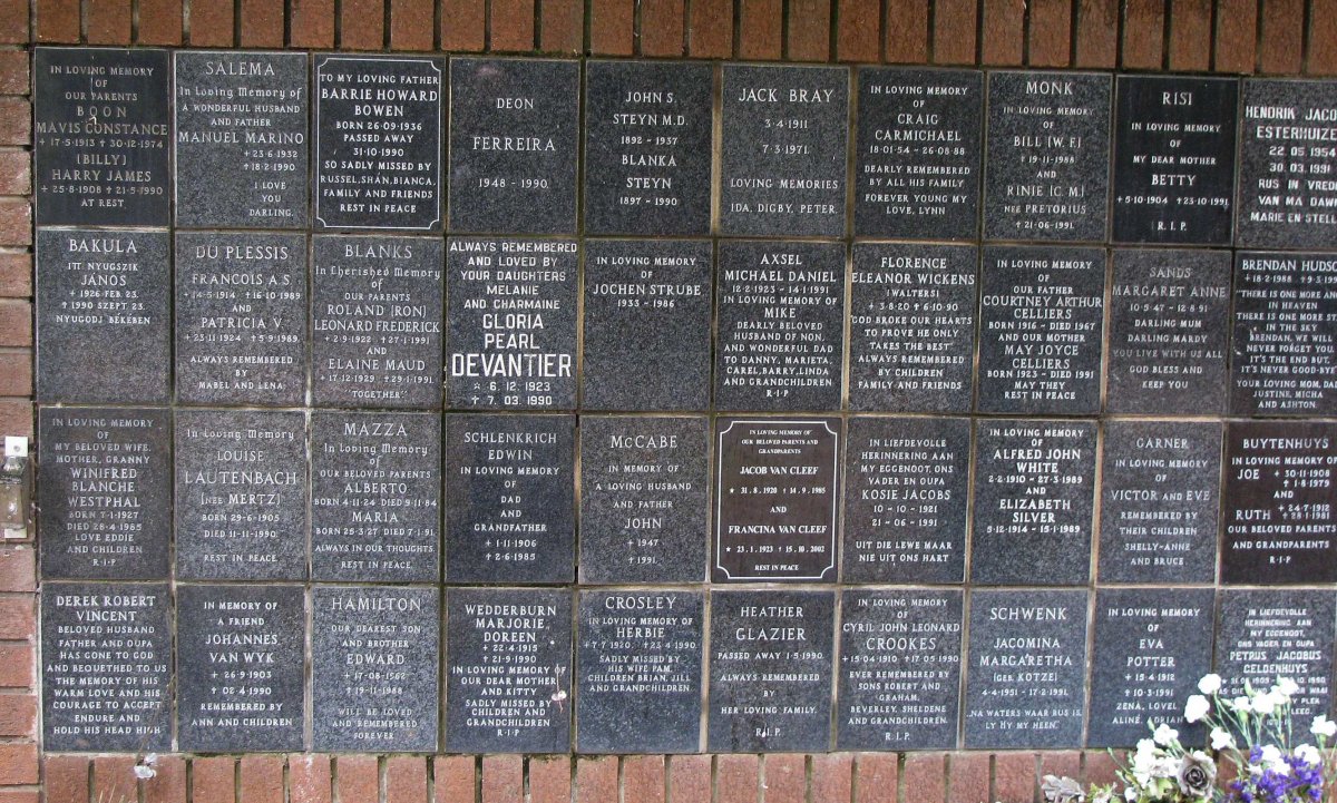 095 Memorial wall