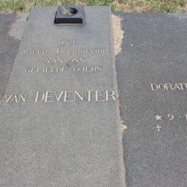 DEVENTER  Dorathea, van 1925- 