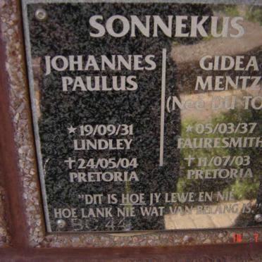 SONNEKUS Johannes Paulus 1931-2004 &amp; Gidea Mentz nee DU TOIT 1937-2003