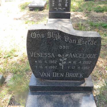 BROEK Venessa, van den 1982-1982 :: VAN DEN BROEK Angelique 1982-1982