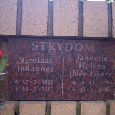 STRYDOM Nicolaas Johannes 1920-2000 &amp; Jannetje Helena GEERS 1925-200?