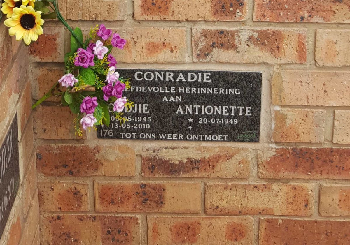 CONRADIE Oudjie 1945-2010 & Antionette 1949-
