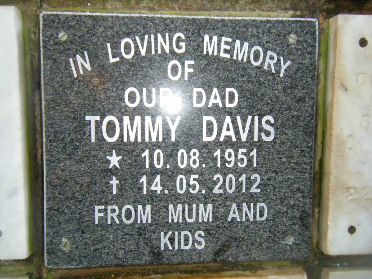 DAVIS Tommy 1951-2012