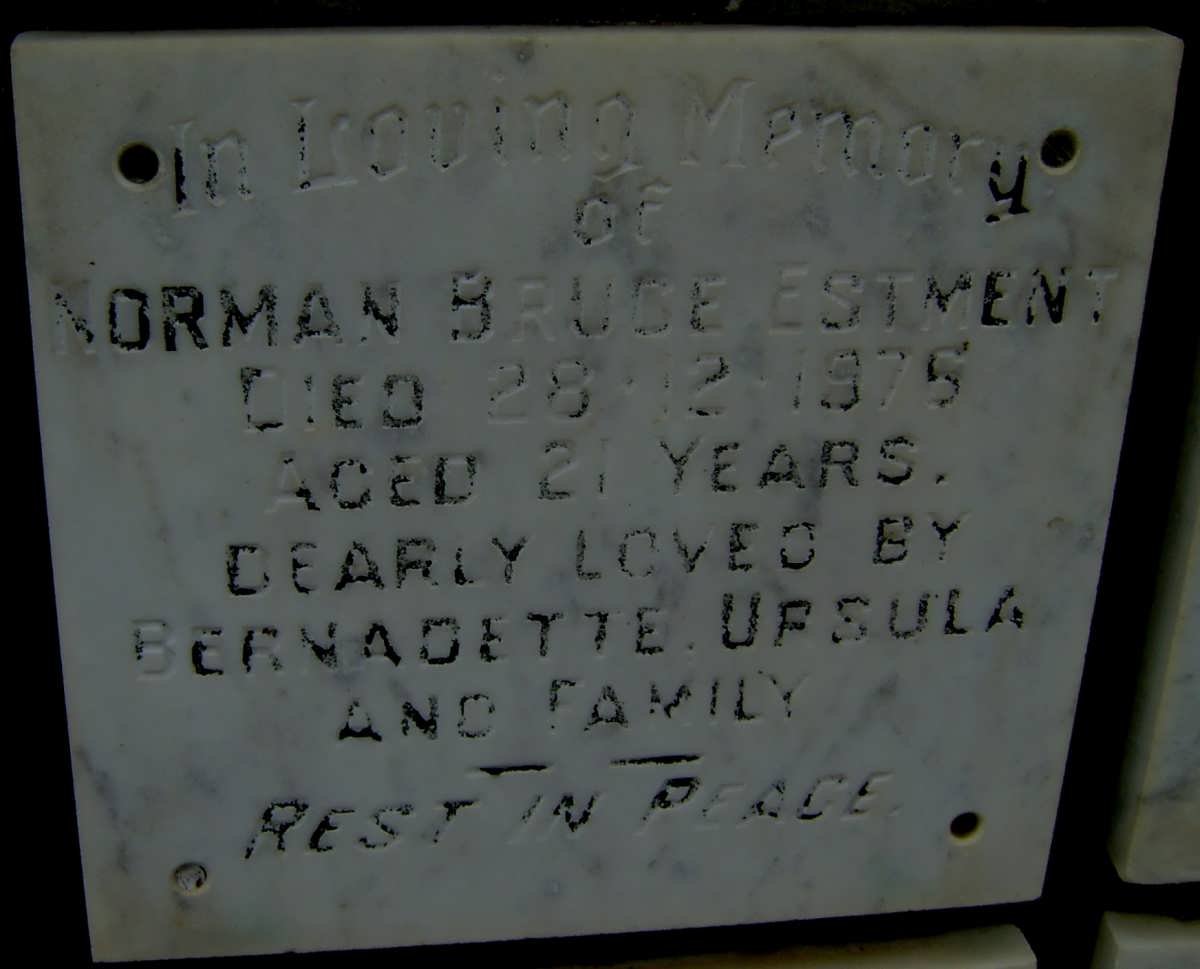 ESTMENT Norman Bruce -1976