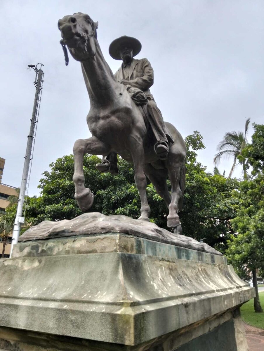 3. Oorsig / Overview Dick KING statue