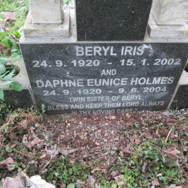 RAKER Beryl Iris 1920-2002 :: HOLMES Daphne Eunice 1920-2004