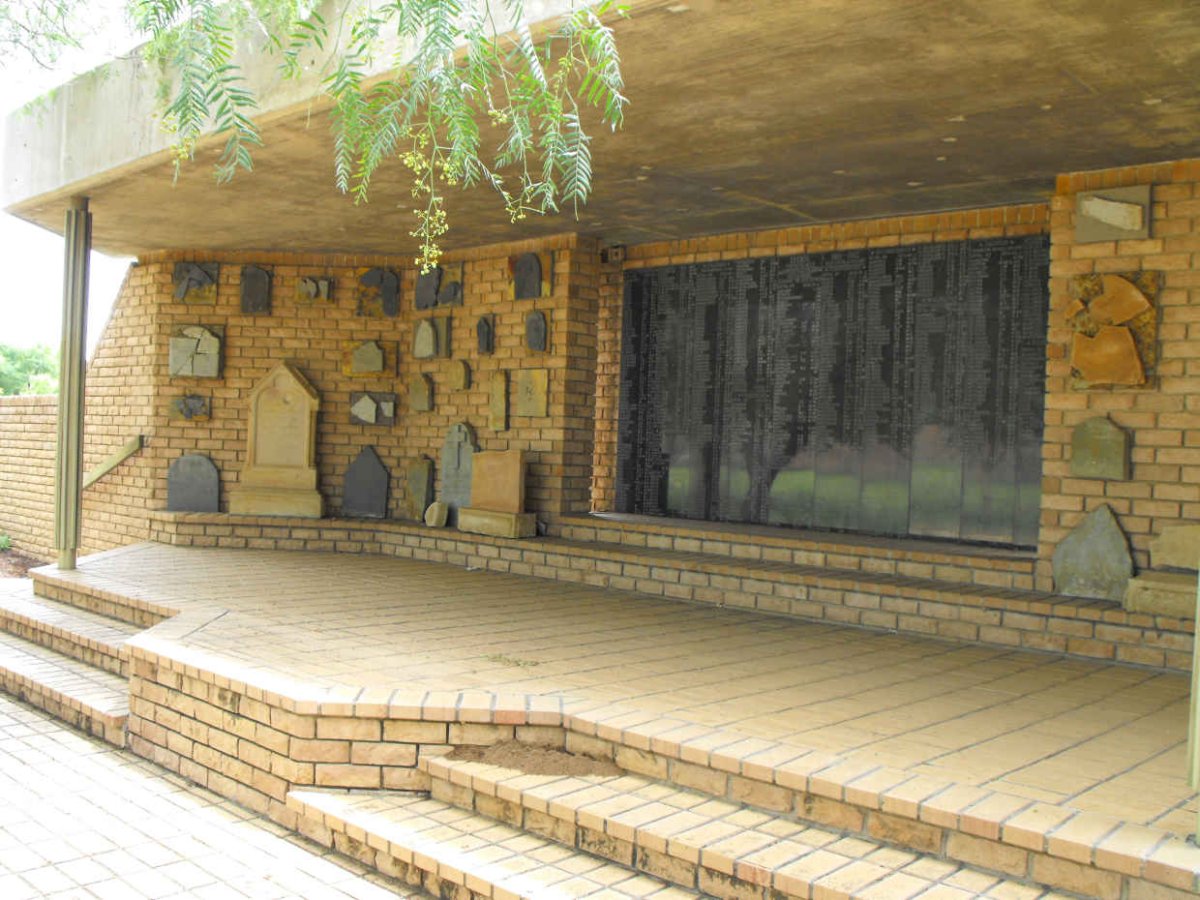 09. Gedenkplate / Memorial plaques
