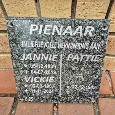 PIENAAR Jannie 1939-2018 & Pattie 1943- :: PIENAAR Vickie 1967-2024
