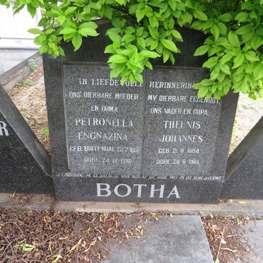 BOTHA Theunis Johannes 1884-1968 & Petronella Engnazina BUITENDAG 1890-1980