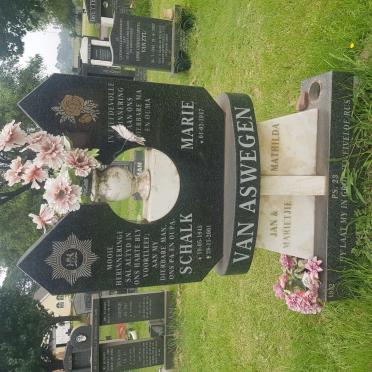 ASWEGEN Schalk, van 1945-2001 &amp; Marie 1947-