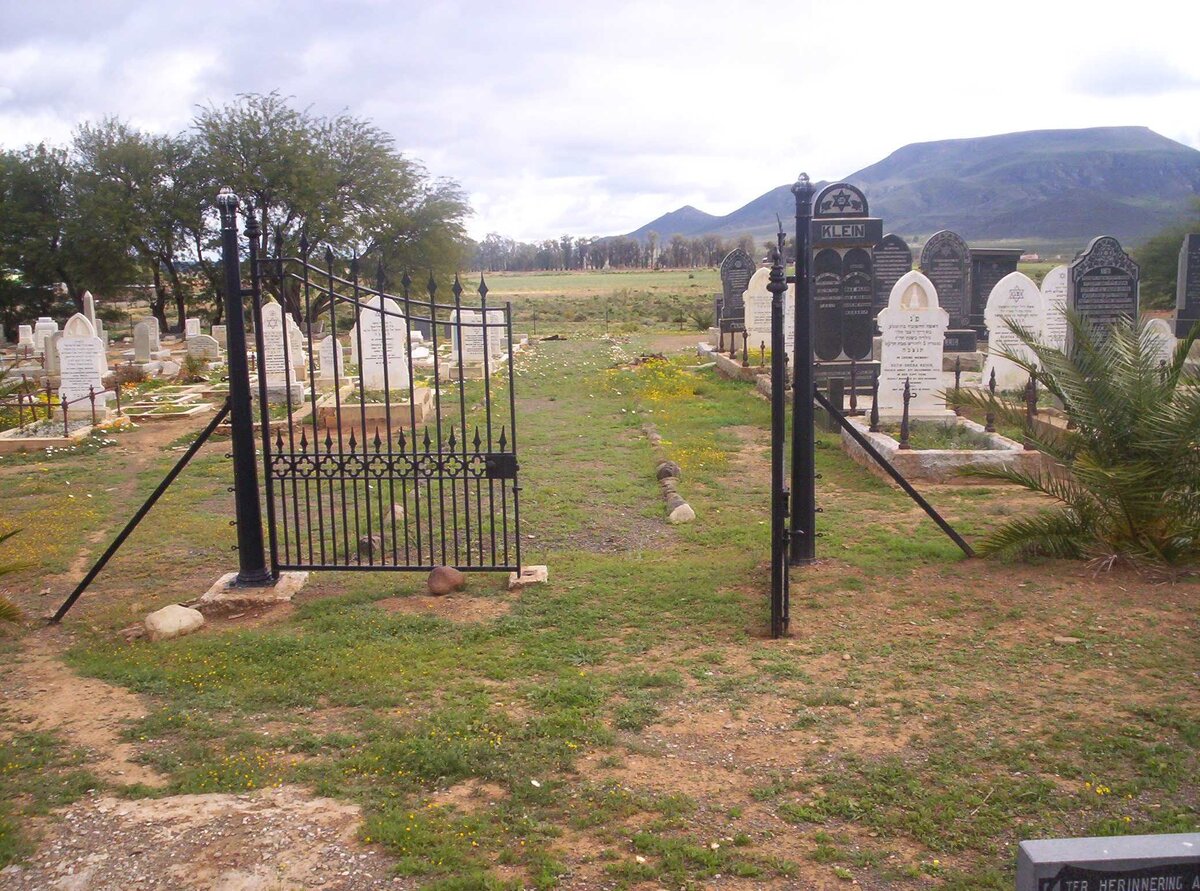 2. Hek na Joodse Grafte/ Gate leading to the Jewish Graves.