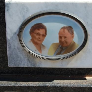 LINDE Schalk Willem Jacobus, van der 1914-1988 &amp; Martha Susanna Elizabeth THOMAS 1918-