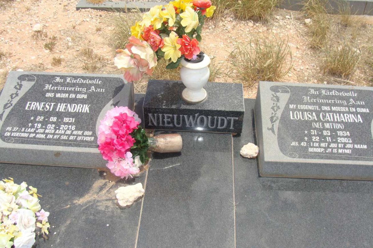 NIEUWOUDT Ernest Hendrik 1931-2016 & Louisa Catharina MITTON 1934-2003