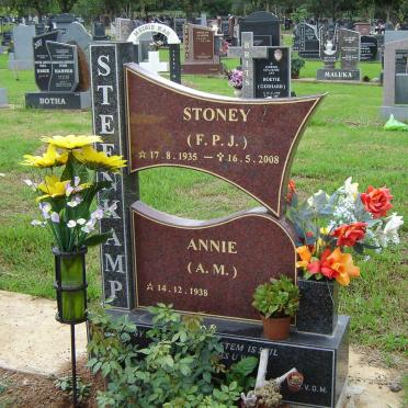 STEENKAMP F.P.J. 1935-2008 &amp; A.M. 1938-
