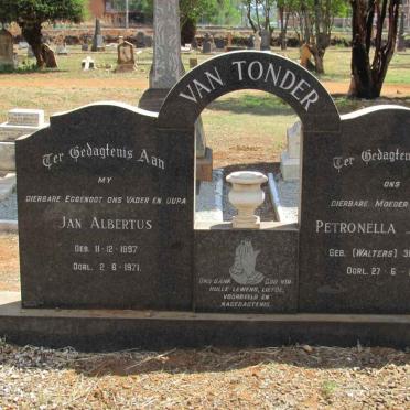 TONDER Jan Albertus, van 1897-1971 &amp; Petronella Johanna WALTERS 1902-1980