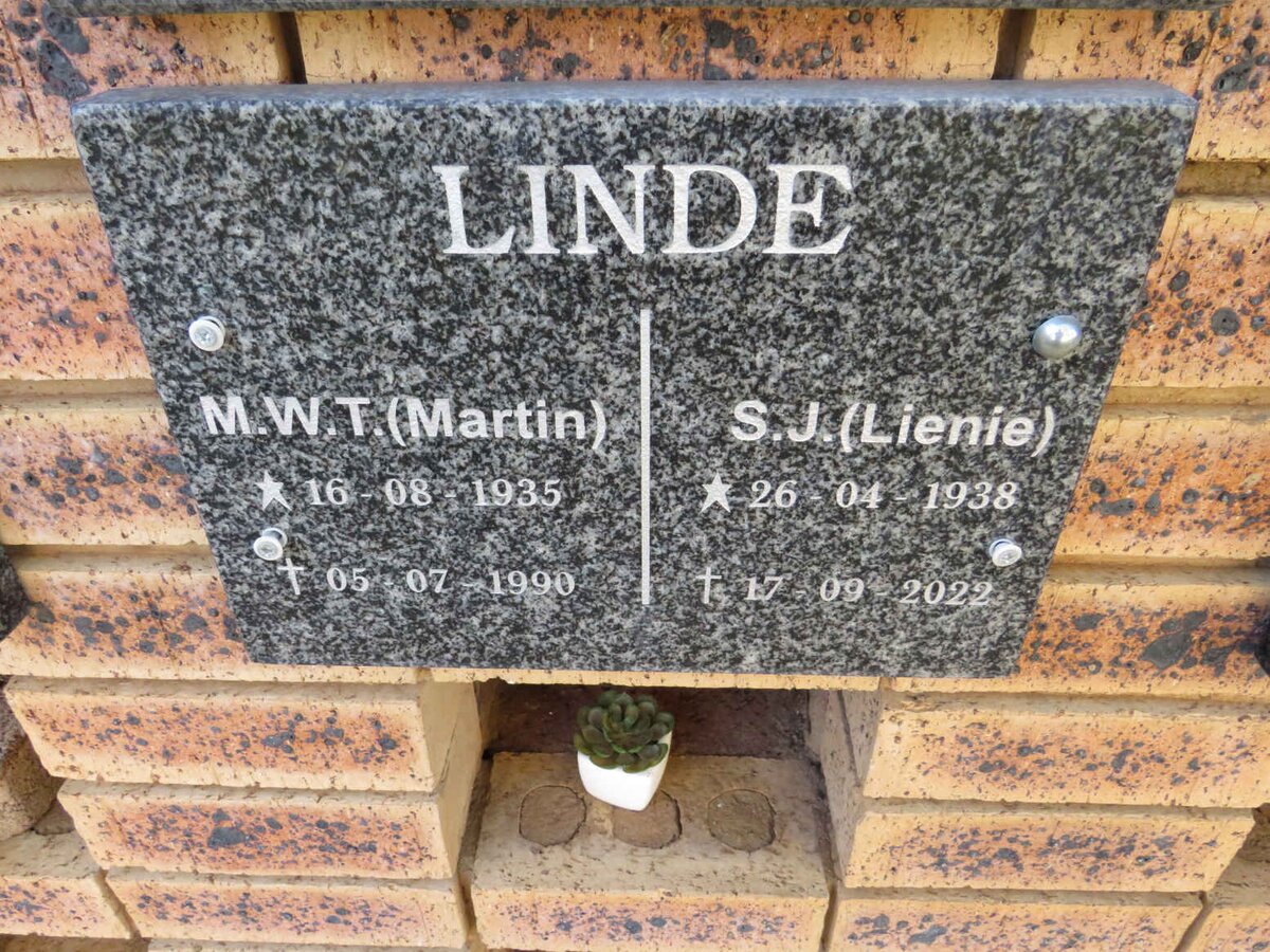 LINDE M.W.T. 1935-1990 & S.J. 1938-2022