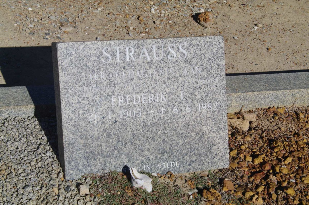 STRAUSS Frederik J. 1905-1982
