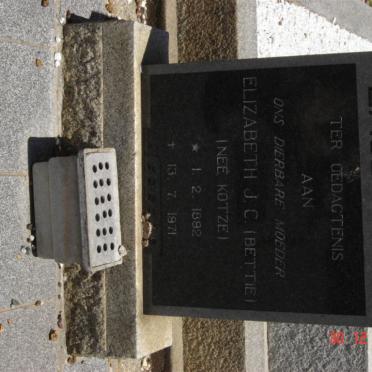LAUBSCHER Elizabeth J.C. nee KOTZE 1892-1971 :: PIENAAR Nicolaas P.E. 1911-1995