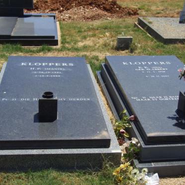 KLOPPERS M.P. 1921-1998 &amp; E.E. SLABBERT 192?-2007