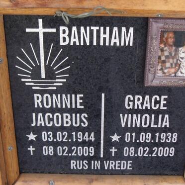 BANTHAM Ronnie Jacobus 1944-2009 &amp; Grace Vinolia 1938-2009