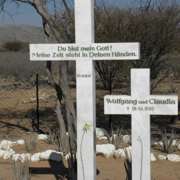 Namibia, ERONGO region, Road B2 between Karibib and Usakos, Roadside memorial